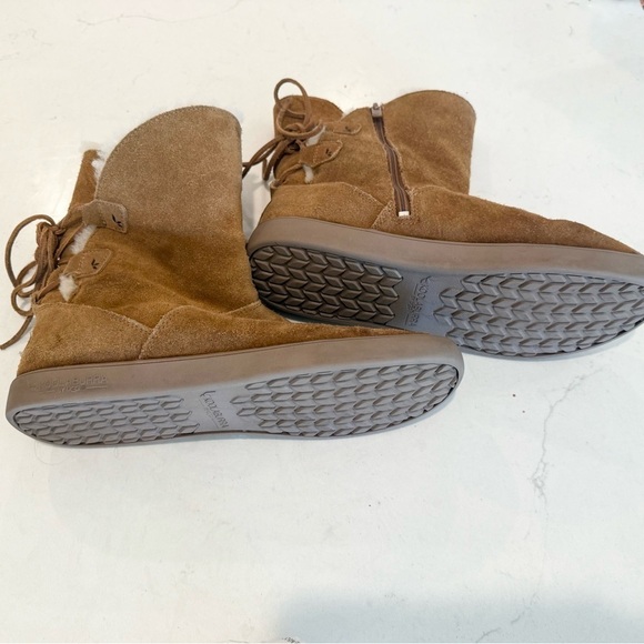 Koolaburra by UGG 1019361 Swazi Tan Short Suede Sheepskin Leather Boots 10 FLAW - Picture 3 of 7